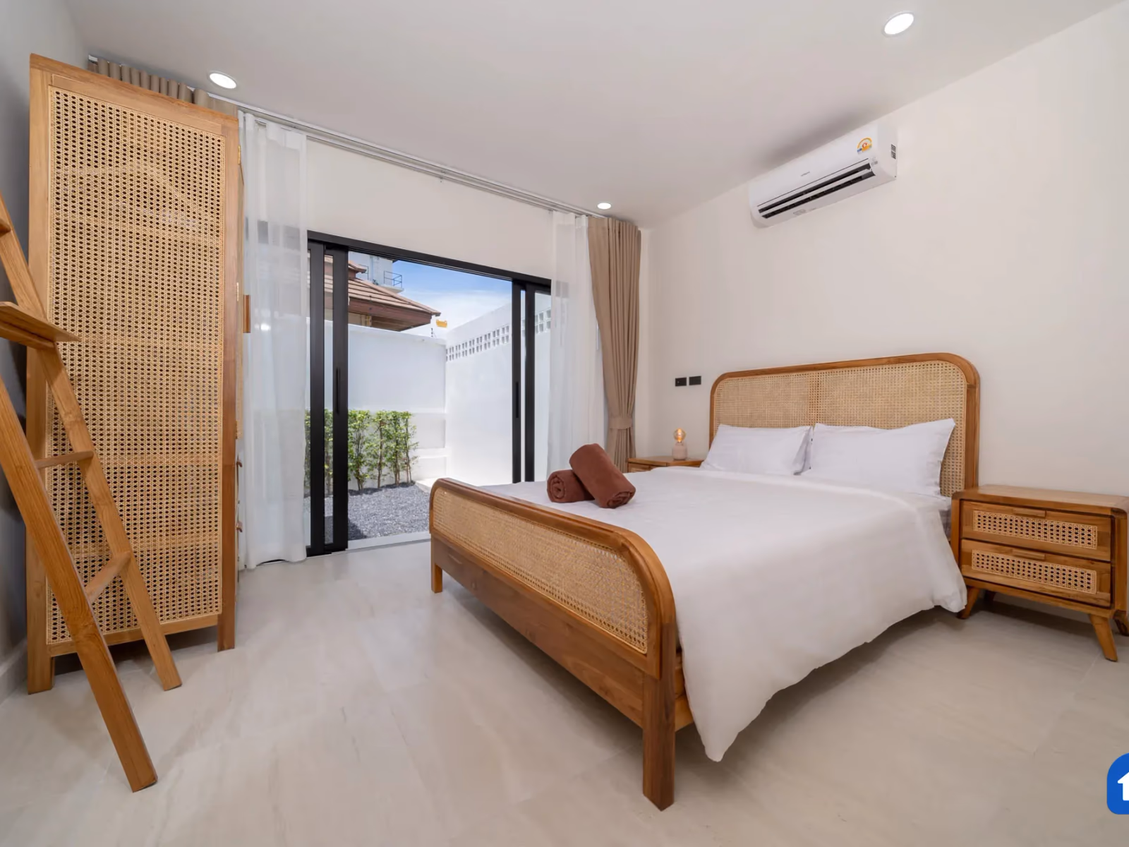 Elegant Balinese Style 4 Bedroom Pool Villa in Rawai - lightbox 1