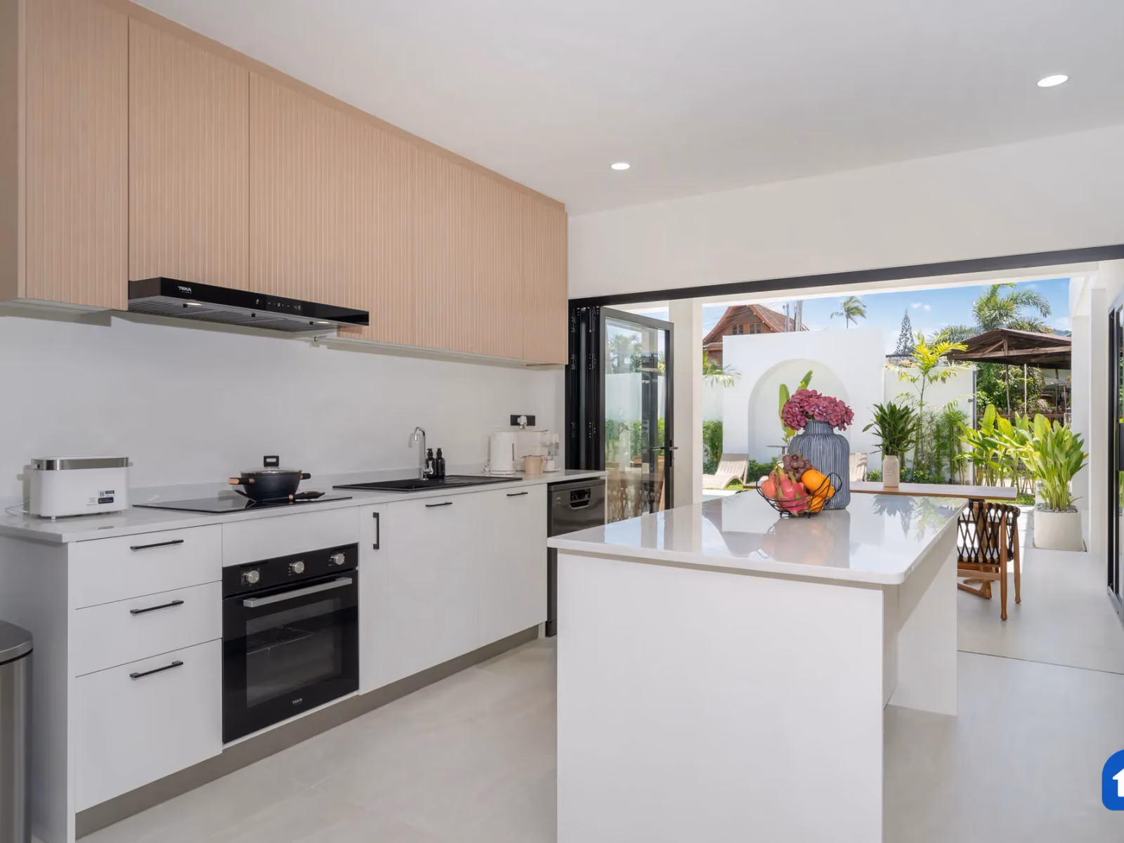 Elegant Balinese Style 4 Bedroom Pool Villa in Rawai - lightbox 2