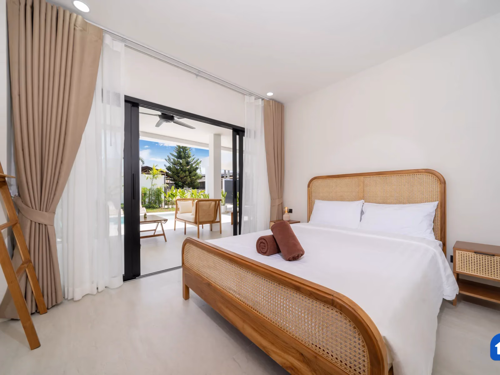 Elegant Balinese Style 4 Bedroom Pool Villa in Rawai - lightbox 16