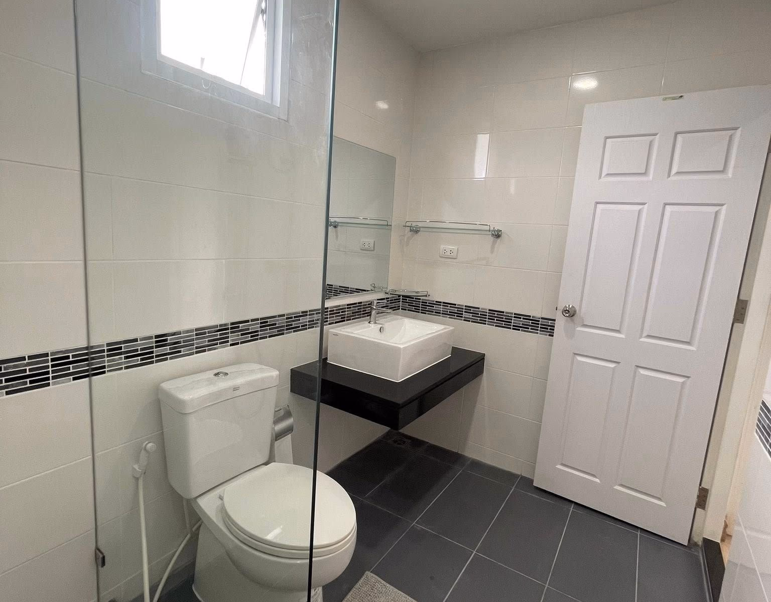 2-Storey Home | Fully Furnished - lightbox 5